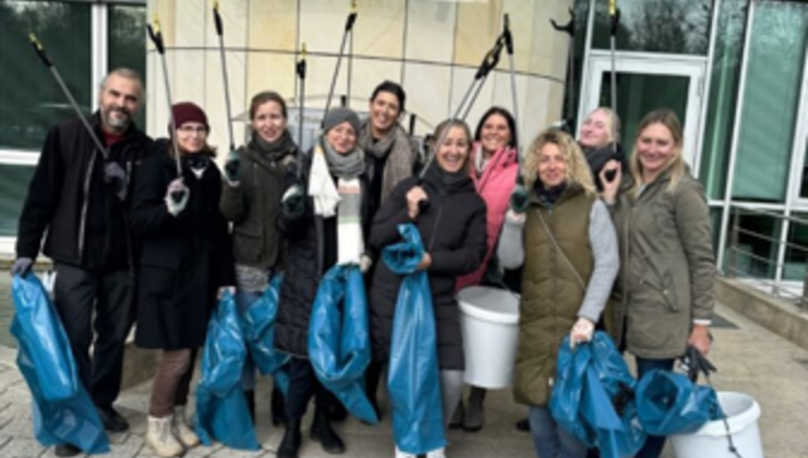 Develey Mitarbeitende beim Social Clean-up Day – gemeinsames Engagement für eine saubere Umwelt