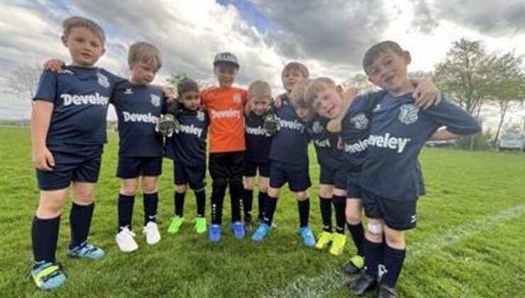 Kinderfußballmannschaft des FC Teisbach in Develey-Trikots – Unterstützung regionaler Jugendteams durch Develey