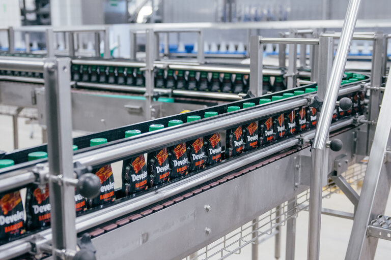 Abfüllanlage mit Develey Barbecue-Saucen – vegane Produktlinie in der industriellen Herstellung