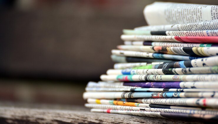 Stapel bunter Zeitungen – Symbolbild für Pressearbeit, Medienberichte und aktuelle Nachrichten über Develey