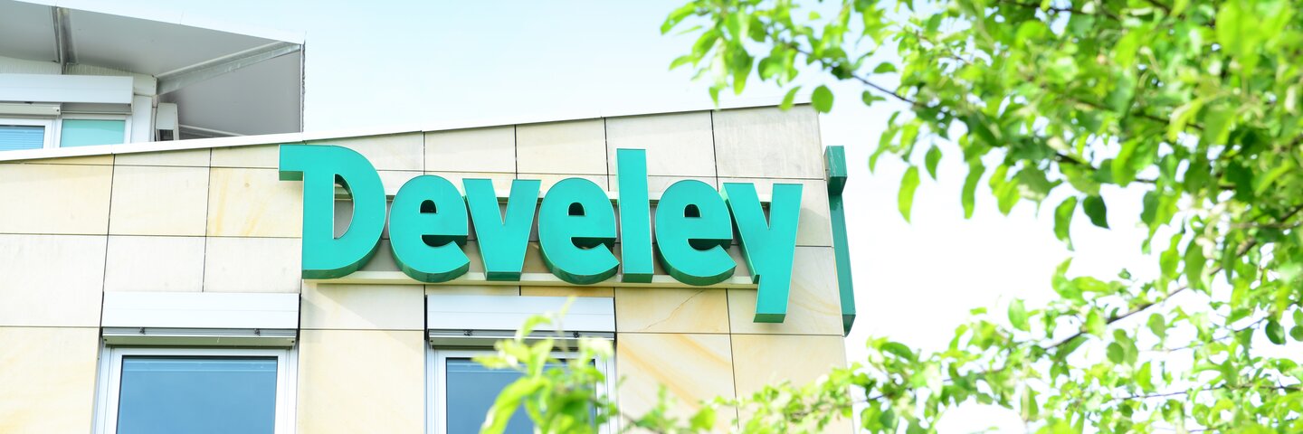 Gebäude mit Develey-Logo in Unterhaching – Zugang zur Mediathek mit Presseinformationen und Bildmaterial
