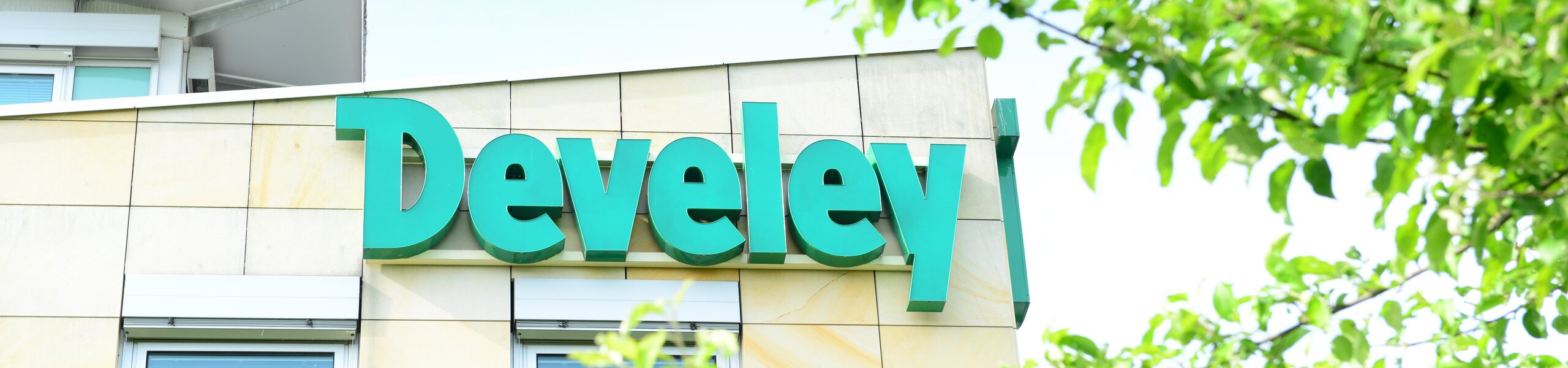 Gebäude mit Develey-Logo in Unterhaching – Zugang zur Mediathek mit Presseinformationen und Bildmaterial