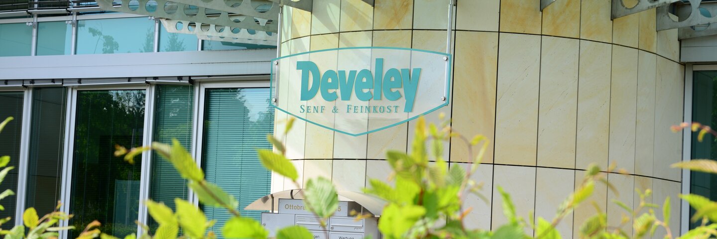 Develey Unternehmenszentrale in Unterhaching mit Blick auf den Eingangsbereich