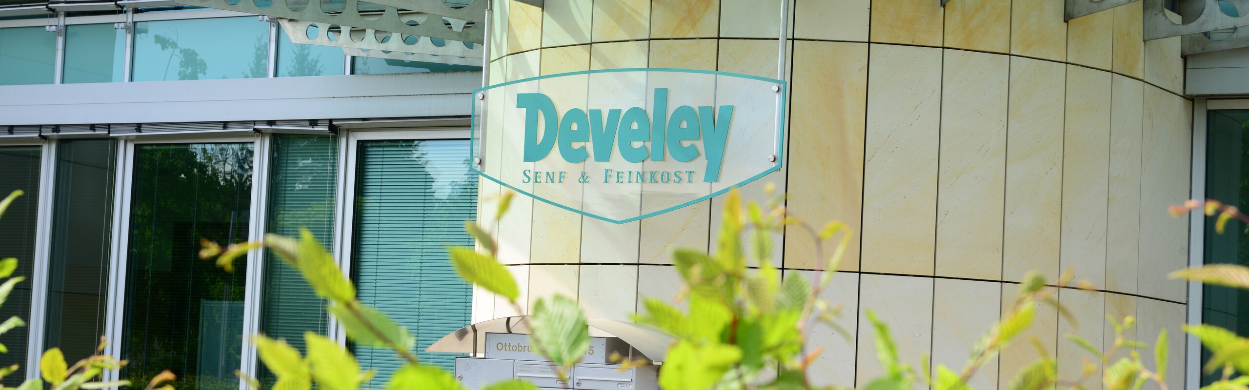 Develey Unternehmenszentrale in Unterhaching mit Blick auf den Eingangsbereich